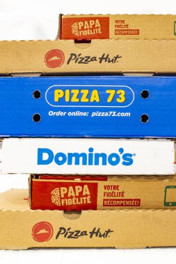 Calgary, Alberta, Kanada. 24 Mart 2020. Pizza kutuları üst üste. Pizza Hut, Domino 's, Papa John' s..