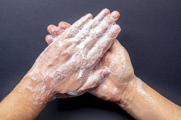 Een Persoon Wassen Handen Met Zeep Een Zwarte Achtergrond — Stockfoto