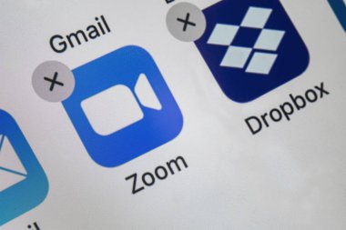 Calgary, Alberta, Kanada. 16 Nisan 2020. Yakınlaştırma uygulaması siliniyor