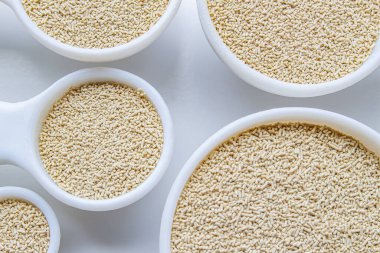 Üzerinde maya olan kaşık pişirme ölçüsünün yakın çekimi.