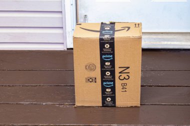Calgary, Alberta, Kanada. 21 Nisan 2020. Evin girişinde bir Amazon Prime teslimat kutusu.