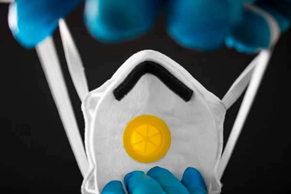 Een Persoon Met Medische Handschoenen Het Punt Een N95 Gezichtsmasker — Stockfoto