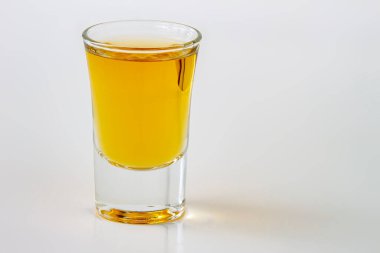 Beyaz arka planda içki içilen bir içkinin yatay görüntüsü