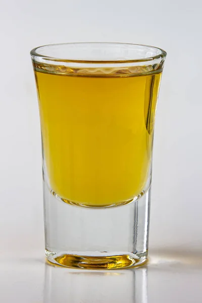 Vista Verticale Ravvicinata Una Bevanda Alcolica Uno Sfondo Bianco — Foto Stock