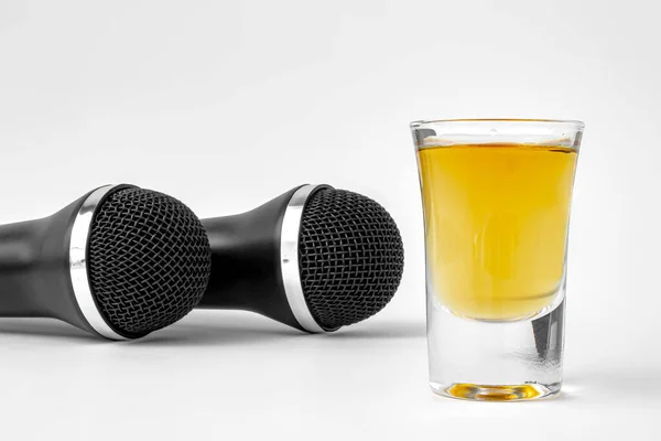 Vaso Con Licor Dos Micrófonos Karaoke Sobre Fondo Blanco — Foto de Stock