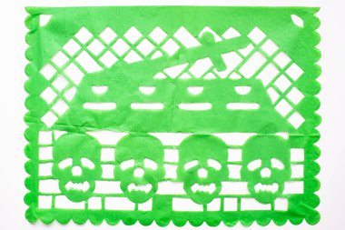 Ölüler Günü, Papel Picado. Geleneksel yeşil Meksika kağıdı bayrağı kesiyor. Beyaz arkaplanda izole.