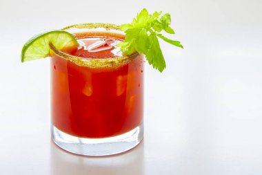 Soğuk sezar kokteyli ya da beyaz arka planda bir bardakta Bloody Mary.