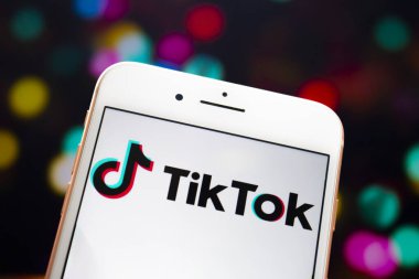 Calgary, Alberta, Kanada. 20 Mayıs 2020. Ekranında TikTok logosu olan beyaz bir iPhone Plus.