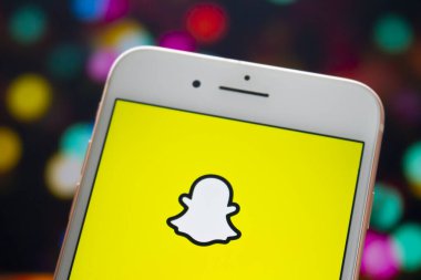 Calgary, Alberta, Kanada. 20 Mayıs 2020. Ekranında SnapChat logosu olan beyaz bir iPhone Plus.