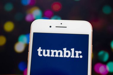 Calgary, Alberta, Kanada. 20 Mayıs 2020. Ekranında Tumblr logosu olan beyaz bir iPhone Plus.