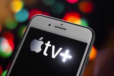 Calgary, Alberta, Kanada. 21 Mayıs 2020. Üzerinde Apple TV + logosu olan beyaz bir iPhone Plus.