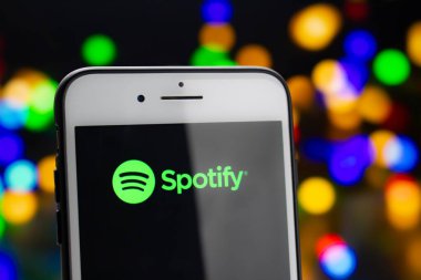 Calgary, Alberta, Kanada. 21 Mayıs 2020. Ekranında Spotify logosu olan beyaz bir iPhone.
