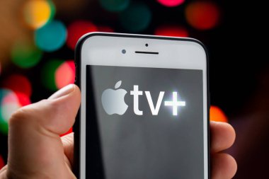 Calgary, Alberta, Kanada. 21 Mayıs 2020. Elinde Apple TV artı logosu olan beyaz bir iPhone artı tutan biri.