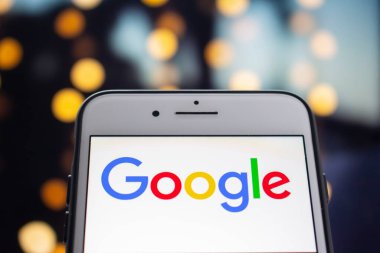 Calgary, Alberta, Kanada. 21 Mayıs 2020. Ekranında Google logosu olan beyaz bir iPhone Plus.