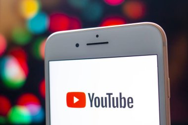 Calgary, Alberta. Kanada 22 Mayıs 2020. Youtube ekranlı bir iPhone. YouTube, merkezi San Bruno, Kaliforniya 'da bulunan bir Amerikan çevrimiçi video paylaşım platformudur..