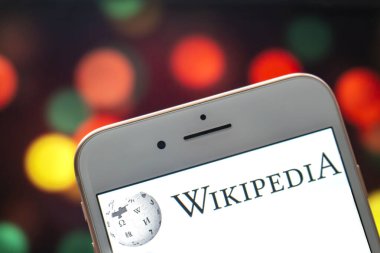 Calgary, Alberta. Kanada 22 Mayıs 2020. Ekranında Wikipedia logosu olan bir iPhone Plus..