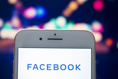 Calgary, Alberta. Kanada 22 Mayıs 2020. Beyaz ekranda Facebook 'u olan iPhone Plus. Facebook, Inc., Menlo Park, Kaliforniya merkezli bir Amerikan sosyal medya ve teknoloji şirketidir..