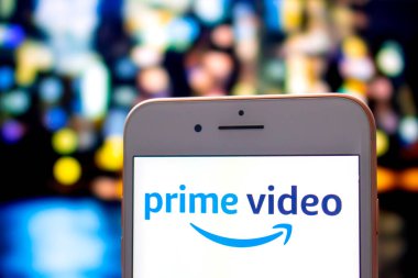 Calgary, Alberta. Kanada 22 Mayıs 2020. Ekranında Prime Video logosu olan bir iPhone Plus.