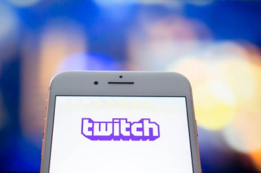 Calgary, Alberta. Kanada 22 Mayıs 2020. Ekranında Twitch logosu olan bir iPhone Plus..