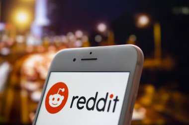 Calgary, Alberta. Kanada 22 Mayıs 2020. Ekranında Reddit logosu olan bir iPhone Plus.