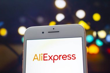 Calgary, Alberta. Kanada 22 Mayıs 2020. Ekranında AliExpress logosu olan bir iPhone Plus.