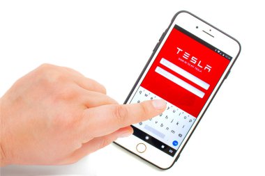 Calgary, Alberta, Kanada. 24 Mayıs 2020. Tesla hesabına beyaz arka planda bir kişi giriş yapmış..