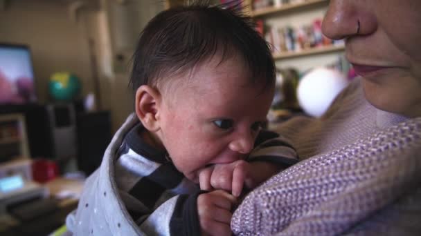 Madre Bebé Recién Nacido Feliz Madre Bebé Besándose Abrazándose Concepto — Vídeos de Stock