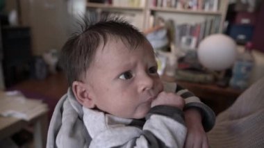 Annesi ve yeni doğmuş bebeği. Mutlu anne ve bebek öpüşmeleri ve kucaklaşmaları. Annelik konsepti. Ebeveynlik. Annelik.