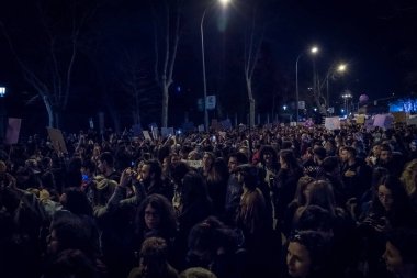 Madrid, İspanya - 8 Mart 2019: 8 Mart 2019 tarihinde İspanya 'nın Madrid kentinde düzenlenen Kadın Grevi' ne binlerce kadın katıldı..