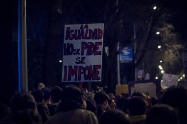 Madrid, İspanya - 8 Mart 2019: 8 Mart 2019 tarihinde İspanya 'nın Madrid kentinde düzenlenen Kadın Grevi' ne binlerce kadın katıldı..