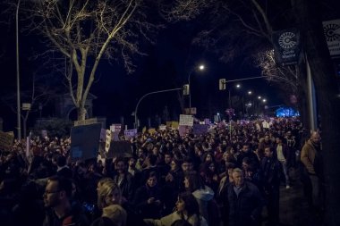 Madrid, İspanya - 8 Mart 2019: 8 Mart 2019 tarihinde İspanya 'nın Madrid kentinde düzenlenen Kadın Grevi' ne binlerce kadın katıldı..