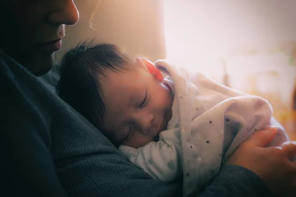 Mãe Seu Bebê Recém Nascido Mãe Feliz Bebê Beijando Abraçando Imagens Royalty-Free