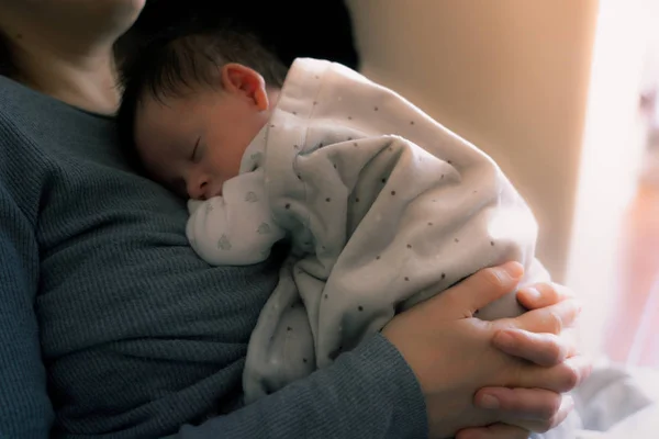 Annesi Yeni Doğmuş Bebeği Mutlu Anne Bebek Öpüşmeleri Kucaklaşmaları Annelik — Stok fotoğraf