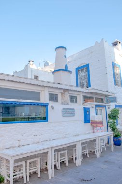 Bodrum Kasabası, Bodrum / Türkiye - 27 Eylül 2019: Bodrum 'da renkli sokak manzarası.