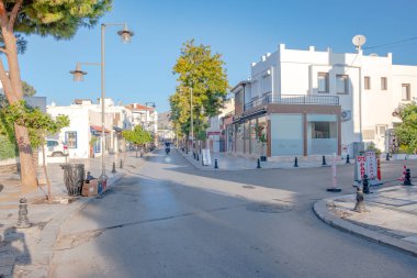 Bodrum Kasabası, Bodrum / Türkiye - 27 Eylül 2019: Bodrum 'da renkli sokak manzarası.