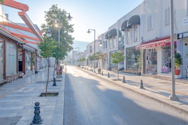 Bodrum Kasabası, Bodrum / Türkiye - 27 Eylül 2019: Bodrum 'da renkli sokak manzarası.