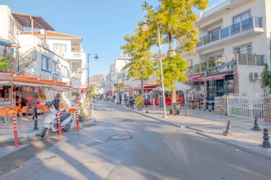 Bodrum Kasabası, Bodrum / Türkiye - 27 Eylül 2019: Bodrum 'da renkli sokak manzarası.