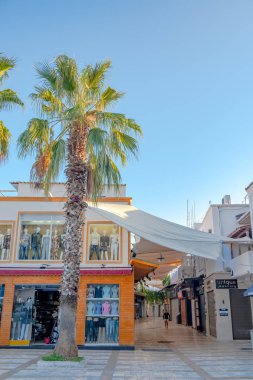Bodrum Kasabası, Bodrum / Türkiye - 27 Eylül 2019: Gün boyunca Bodrum 'un merkez caddelerindeki dükkanlar ve kafeler. 