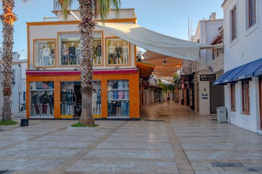 Bodrum Kasabası, Bodrum / Türkiye - 27 Eylül 2019: Gün boyunca Bodrum 'un merkez caddelerindeki dükkanlar ve kafeler. 