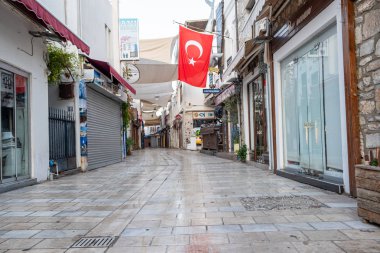 Bodrum Kasabası, Bodrum / Türkiye - 27 Eylül 2019: Gün boyunca Bodrum 'un merkez caddelerindeki dükkanlar ve kafeler. 