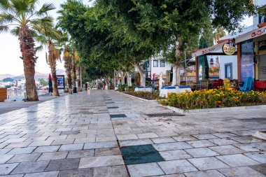 Bodrum Kasabası, Bodrum / Türkiye - 27 Eylül 2019: Bodrum 'da renkli sokak manzarası.