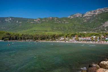 Akyaka, Mugla / Türkiye - Eylül 2019: Türkiye 'nin Mugla ilçesinin Akyaka köyünün merkezinde Akyaka plajı.