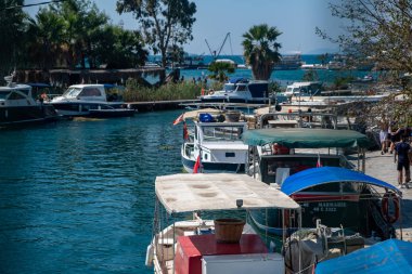 Azmak, Akyaka, Mugla / Türkiye - Eylül 2019: Türkiye 'nin güneyindeki Akyaka ilçesinde Azmak nehri ve tekneleri.