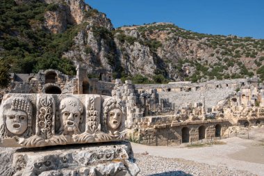Kayalara oyulmuş Lycia mezarlarının mezarlarının Mira Heykelinin Lycian mezarları.