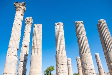 Mavi gökyüzü, Tyche Tapınağı mermer sütunları, Roma, 1. yüzyılın sonları Ad, Olba, (Uzunaburc), Silifke, Mersin, Türkiye