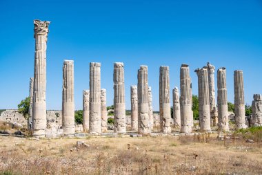 Mavi gökyüzü, Tyche Tapınağı mermer sütunları, Roma, 1. yüzyılın sonları Ad, Olba, (Uzunaburc), Silifke, Mersin, Türkiye