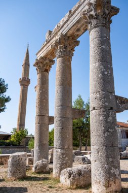 Mavi gökyüzü, Tyche Tapınağı mermer sütunları, Roma, 1. yüzyılın sonları Ad, Olba, (Uzunaburc), Silifke, Mersin, Türkiye
