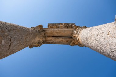 Mavi gökyüzü, Tyche Tapınağı mermer sütunları, Roma, 1. yüzyılın sonları Ad, Olba, (Uzunaburc), Silifke, Mersin, Türkiye