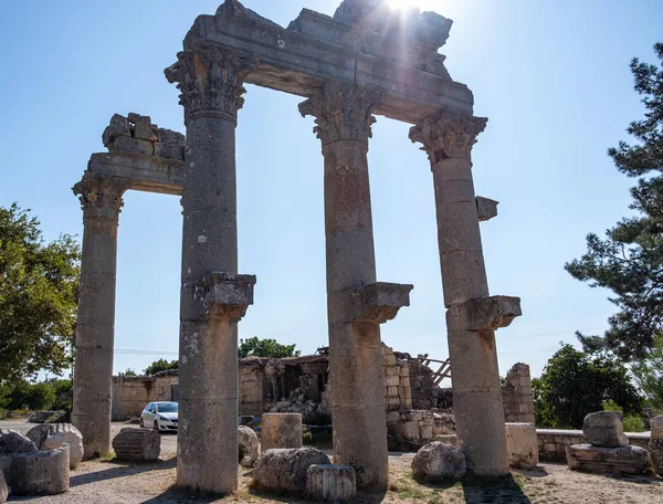 Com Céu Azul Colunas Mármore Templo Tique Deusa Fortuna Romana — Fotografia de Stock