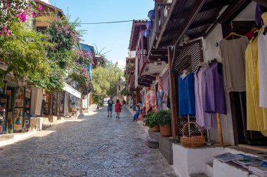 Kas, Türkiye - Eylül 2019: Kas Town 'da eski sokak manzarası. Kas Kasabası Türkiye 'de daha popüler bir turizm merkezi 